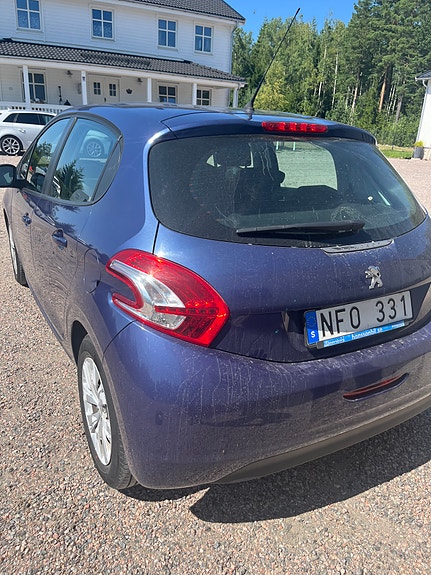 Peugeot 208 4 of 12