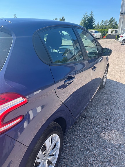 Peugeot 208 6 of 12