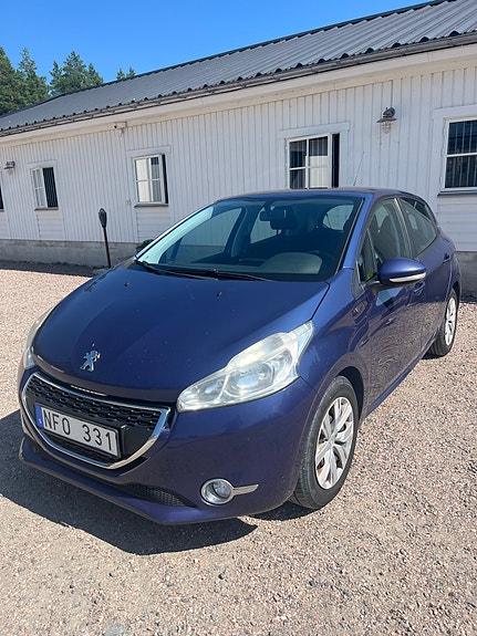 Peugeot 208 2 of 12