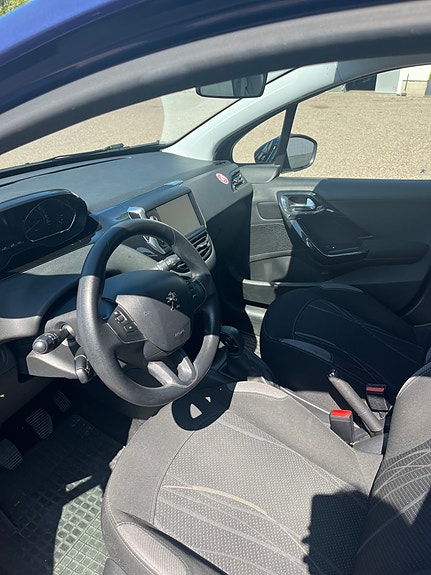 Peugeot 208 7 of 12