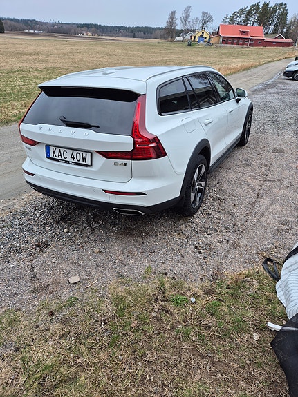 Volvo V60 Cross Country 3 of 3