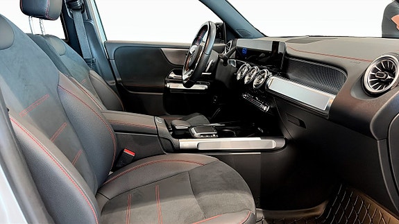 Mercedes-Benz EQB300 3 of 5