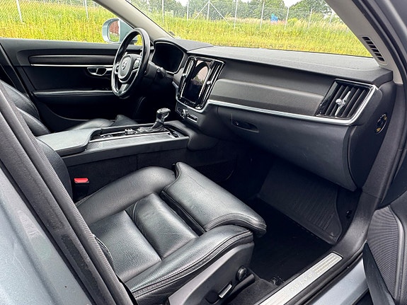 Volvo V90 Cross Country 4 of 24