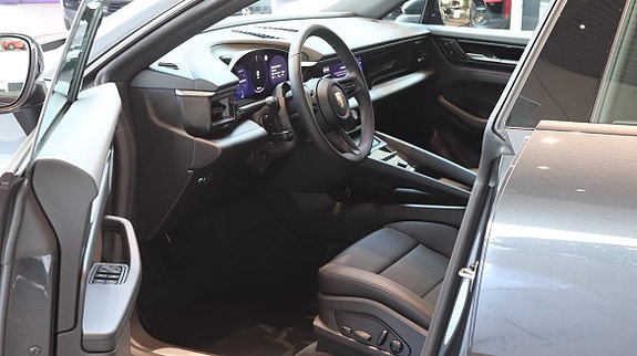 Porsche Macan 4 8 of 10