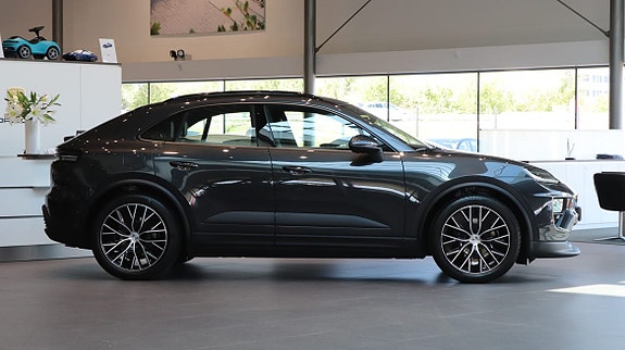 Porsche Macan 4 3 of 5