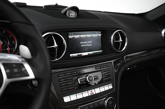 Mercedes-Benz SL63 18 of 26