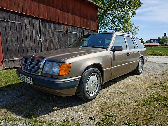 Mercedes-Benz 230 3 of 5