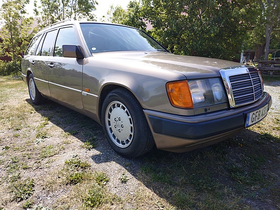Mercedes-Benz 230 2 of 5