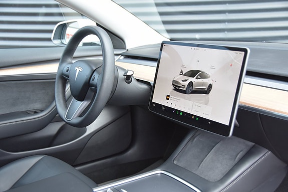 Tesla Model 3 9 of 17