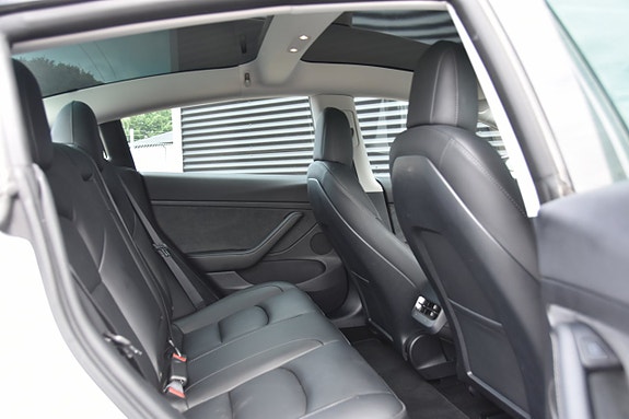 Tesla Model 3 11 of 17