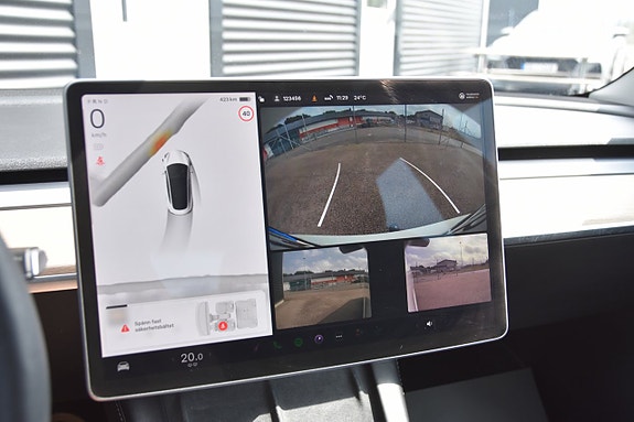 Tesla Model 3 17 of 17