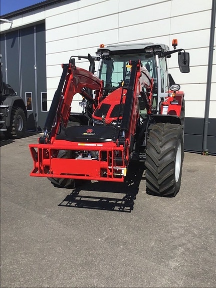 Massey Ferguson 5S.145 2 of 5
