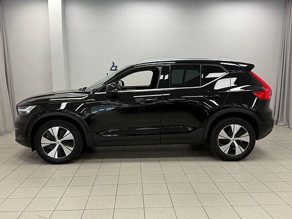 Volvo XC40 2 of 5