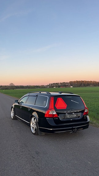 Volvo V70 2 of 8