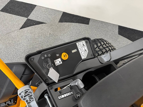 Cub Cadet Z3 137 8 of 12