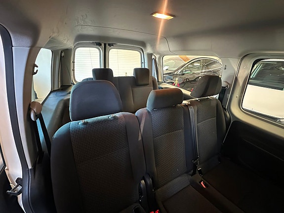 Volkswagen Caddy Maxi 17 of 18