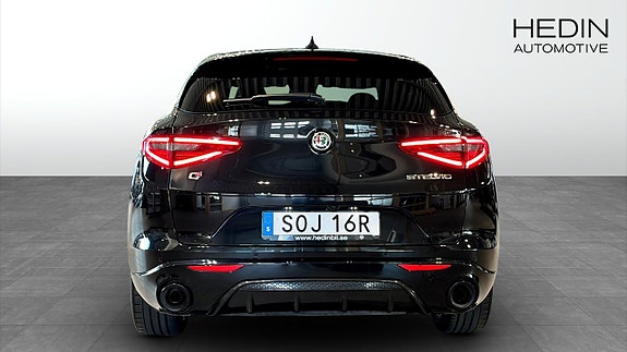 Alfa Romeo Stelvio 7 of 9