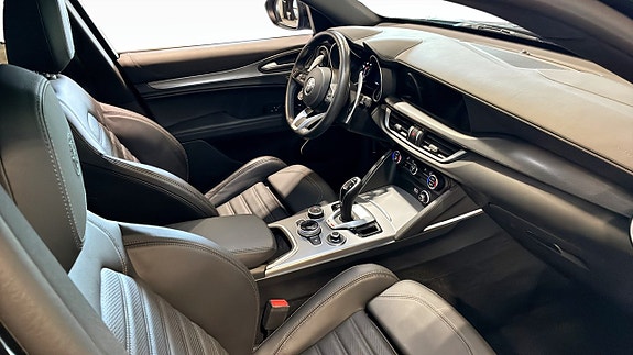 Alfa Romeo Stelvio 3 of 5