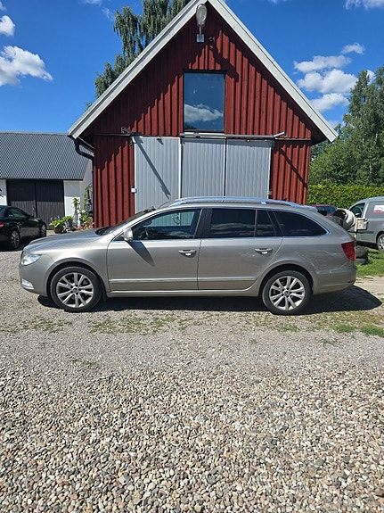 Skoda Superb 2 of 5