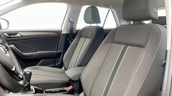 Volkswagen T-Roc 8 of 12