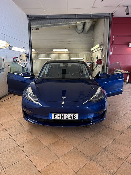 Tesla Model 3 2 of 7