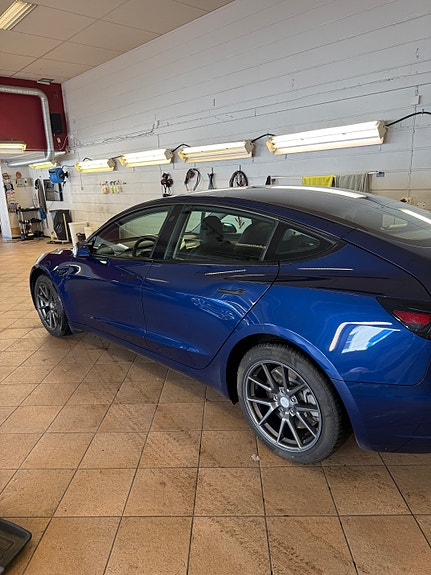 Tesla Model 3 4 of 7
