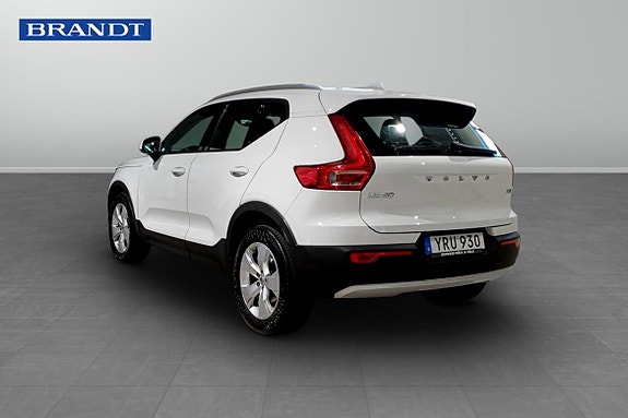 Volvo XC40 2 of 5