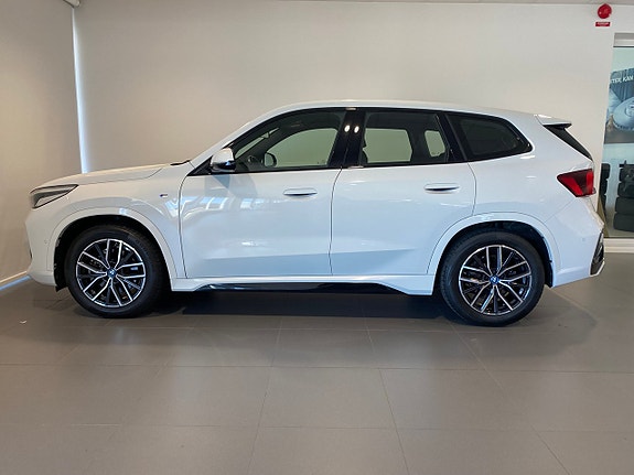 BMW iX1 2 of 5