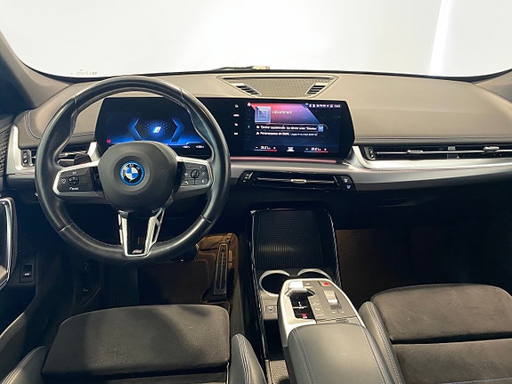 BMW iX1 3 of 5