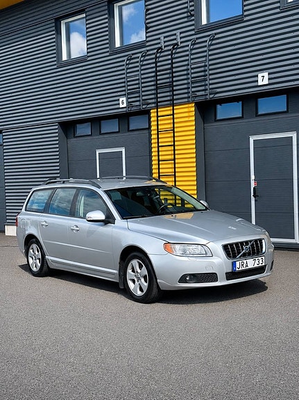 Volvo V70 2 of 24