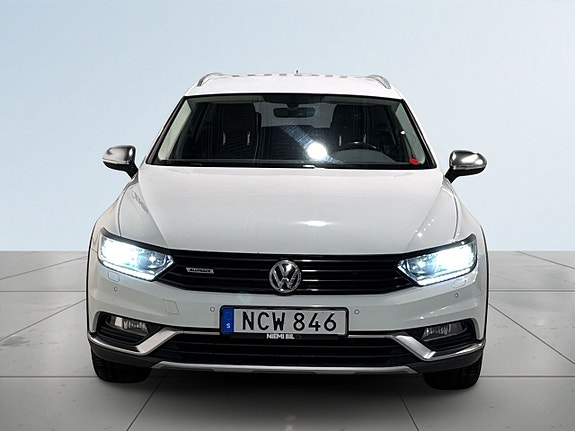 Volkswagen Passat Alltrack 2 of 5