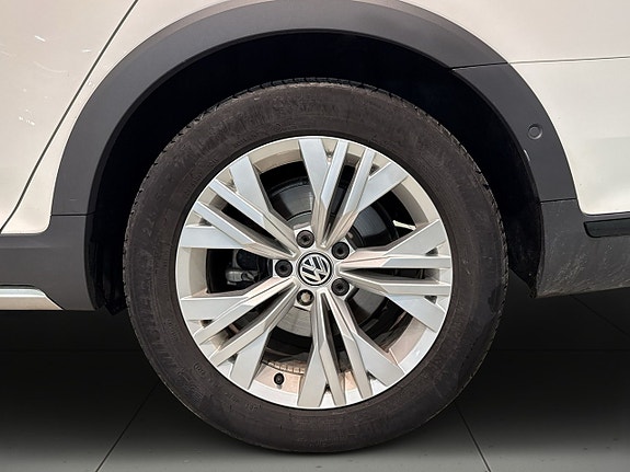 Volkswagen Passat Alltrack 14 of 22