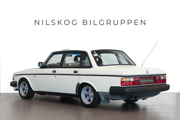 Volvo 240 4 of 5
