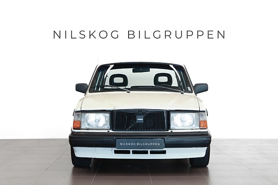 Volvo 240 2 of 5