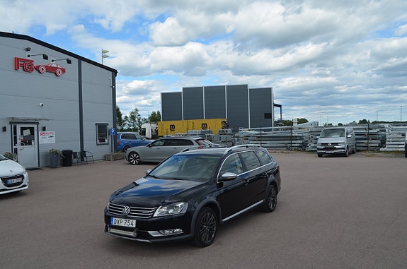 Volkswagen Passat Alltrack 2 of 5