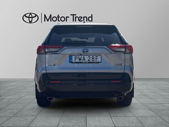 Toyota RAV4 Plug-in Hybrid 4 of 5