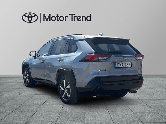 Toyota RAV4 Plug-in Hybrid 2 of 5