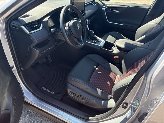Toyota RAV4 Plug-in Hybrid 19 of 26