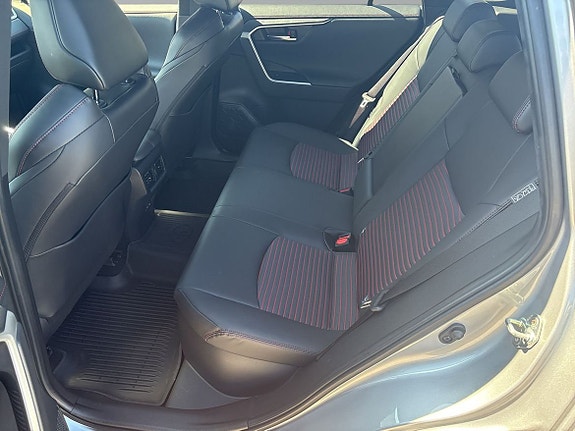 Toyota RAV4 Plug-in Hybrid 8 of 26