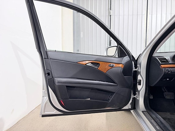 Mercedes-Benz E220 8 of 22