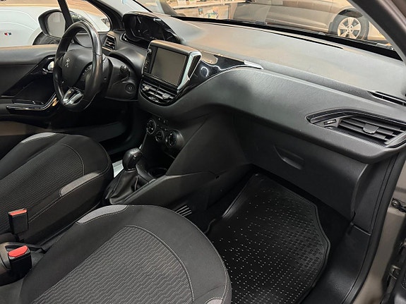 Peugeot 208 8 of 17
