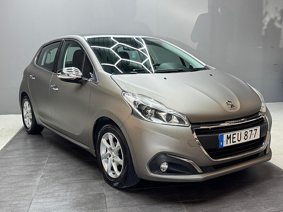 Peugeot 208 2 of 5