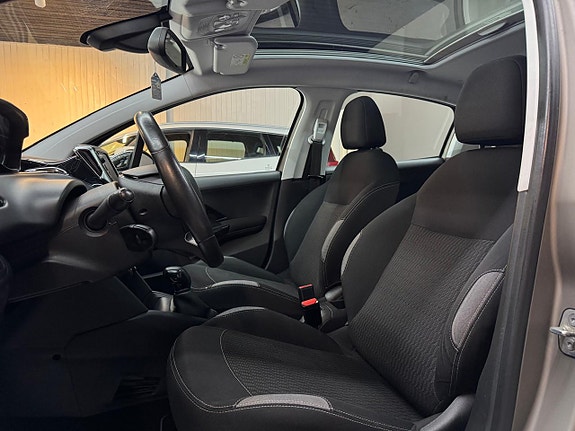 Peugeot 208 16 of 17