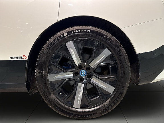 BMW iX 14 of 20