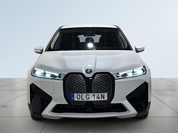 BMW iX 2 of 5