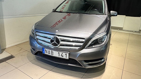 Mercedes-Benz B200 2 of 5