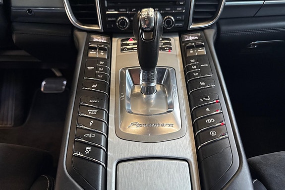 Porsche Panamera GTS 21 of 24