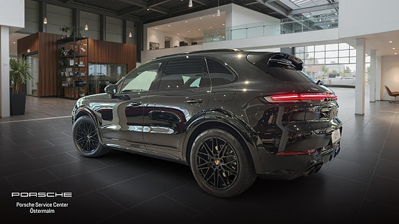 Porsche Cayenne 2 of 5