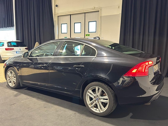Volvo S60 4 of 5