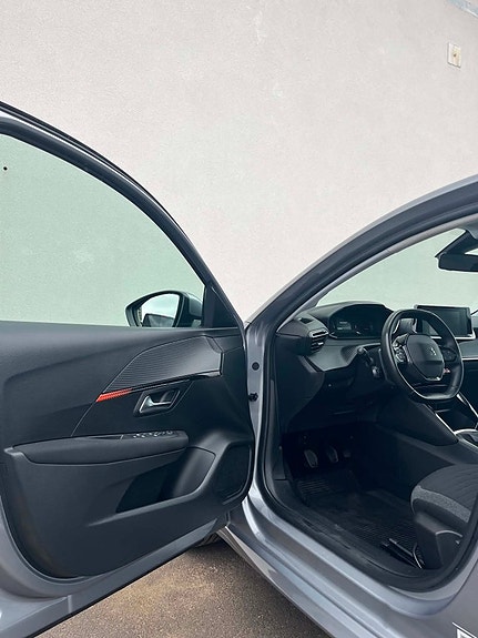 Peugeot 208 4 of 5
